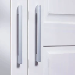 Armoire 3 portes 3 tiroirs en bois massif avec miroir - AR12045
