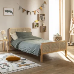 Chambre lit cannage enfant et chevet bois naturel ANNA