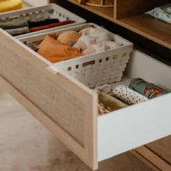 Commode à langer bébé 2 tiroirs en bois effet cannage - CO7085