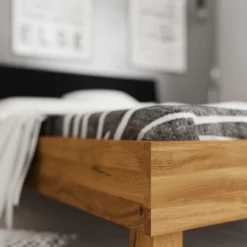 Lit avec pieds carrés en chêne massif clair et tête de lit noire - LT36005