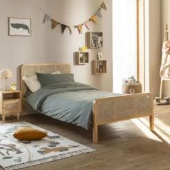 Lit en pin massif avec véritable cannage + table de chevet cannage ANNA