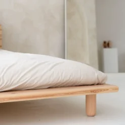 Lit en pin massif naturel PEEK BED avec tête de lit fonctionnelle