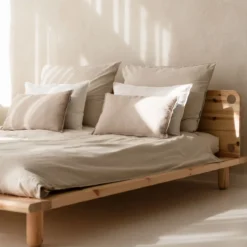 Lit en pin massif naturel PEEK BED avec tête de lit fonctionnelle