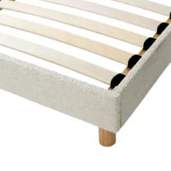 Lit tissu beige avec tête de lit bouclette