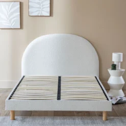 Lit tissu beige avec tête de lit bouclette