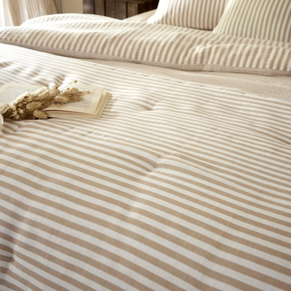 Parure de lit gaze de coton à rayures beige Terre de Nuit Ninon