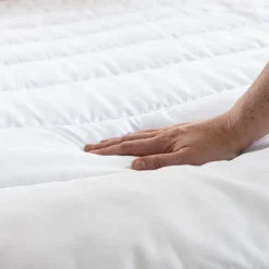 Surmatelas moelleux anti-acariens Terre de Nuit