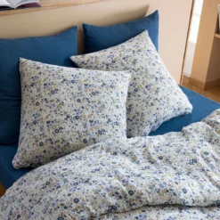 Taie d'oreiller gaze de coton à fleurs bleues Terre de Nuit
